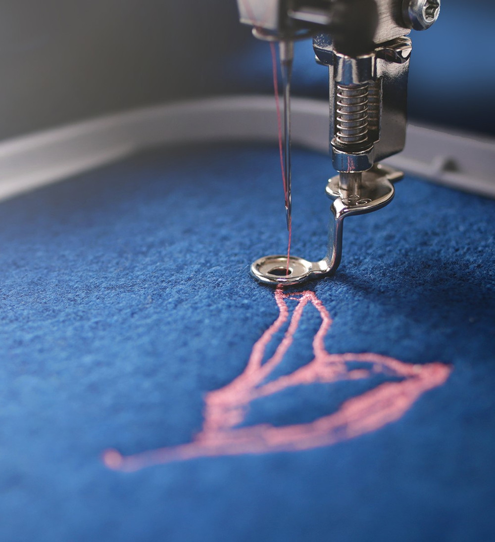 Stickmaschine bei der Arbeit